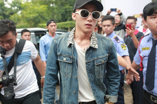 Scandal bủa vây, Sơn Tùng vẫn tươi tắn xuất hiện trước khán giả - 4