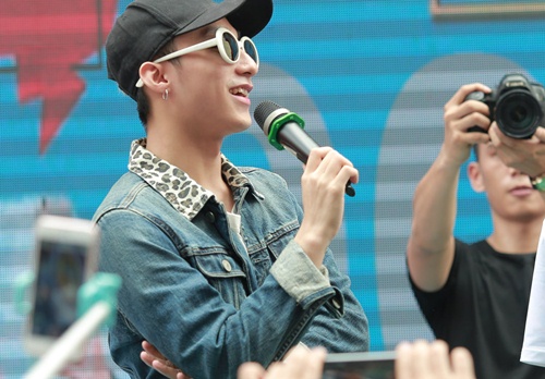 Scandal bủa vây, Sơn Tùng vẫn tươi tắn xuất hiện trước khán giả - 6