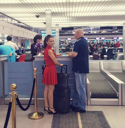 Thu Minh rạng rỡ tiễn chồng đi công tác giữa bão scandal - 1