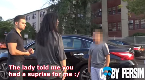 Video cảnh báo: Trẻ em đi theo người lạ chỉ sau một lời dụ - 3