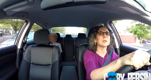 Video cảnh báo: Trẻ em đi theo người lạ chỉ sau một lời dụ - 2