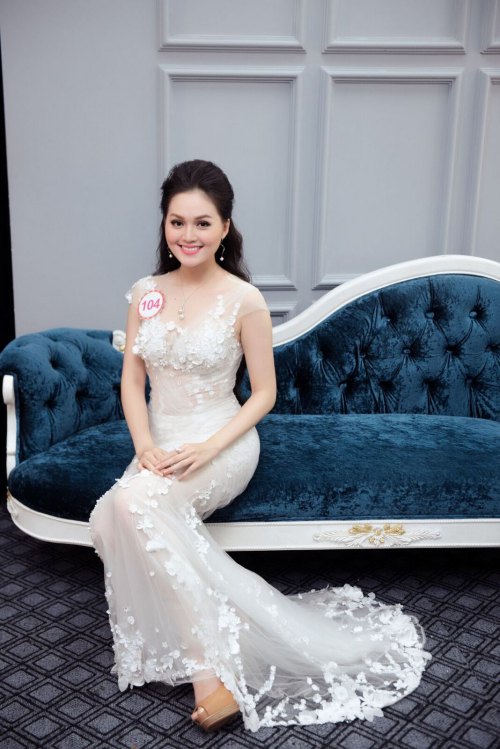 Hoa hậu Việt Nam 2016: Bản sao Ngọc Trinh khoe vòng eo 56 nơi hậu trường - 5