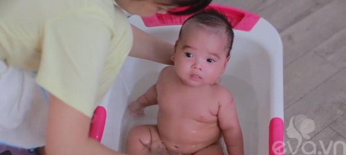 Clip tường tận từng bước tắm cho trẻ sơ sinh tại nhà đúng chuẩn và dễ dàng nhất - 7