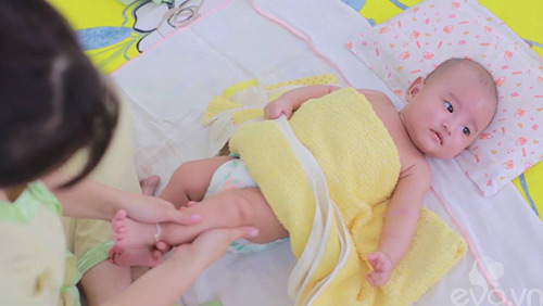 Clip tường tận từng bước tắm cho trẻ sơ sinh tại nhà đúng chuẩn và dễ dàng nhất - 4