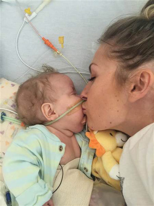 Hành động của bà mẹ trẻ sau khi con qua đời khiến ai cũng nghẹn lòng - 1