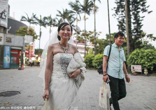 Con đường giải thoát gian nan của những người phụ nữ lấy nhầm chồng đồng tính - 1