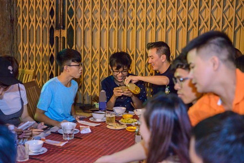 Mr Đàm vui vẻ ăn nhậu ngoài lề đường cùng Phương Uyên, Thiều Bảo Trang - 4