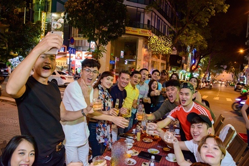 Mr Đàm vui vẻ ăn nhậu ngoài lề đường cùng Phương Uyên, Thiều Bảo Trang - 3