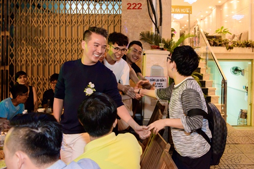 Mr Đàm vui vẻ ăn nhậu ngoài lề đường cùng Phương Uyên, Thiều Bảo Trang - 5