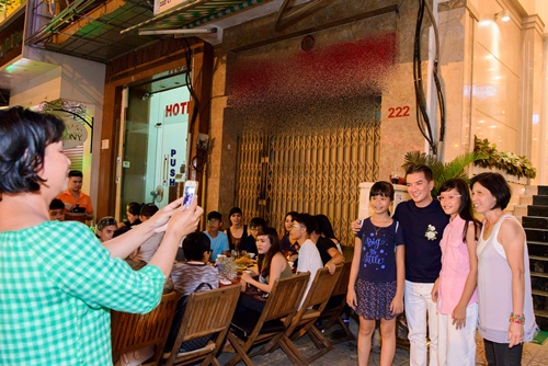 Mr Đàm vui vẻ ăn nhậu ngoài lề đường cùng Phương Uyên, Thiều Bảo Trang - 11