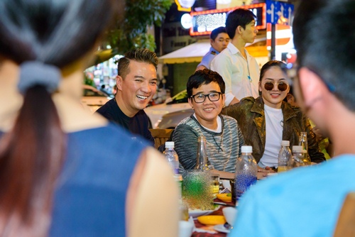 Mr Đàm vui vẻ ăn nhậu ngoài lề đường cùng Phương Uyên, Thiều Bảo Trang - 6