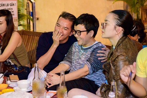 Mr Đàm vui vẻ ăn nhậu ngoài lề đường cùng Phương Uyên, Thiều Bảo Trang - 9