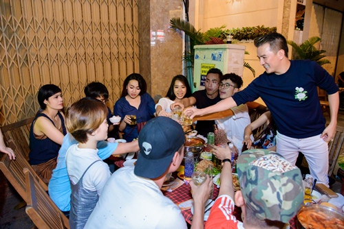 Mr Đàm vui vẻ ăn nhậu ngoài lề đường cùng Phương Uyên, Thiều Bảo Trang - 2