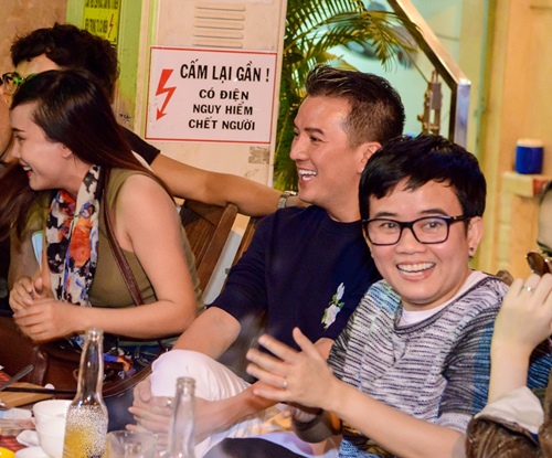 Mr Đàm vui vẻ ăn nhậu ngoài lề đường cùng Phương Uyên, Thiều Bảo Trang - 7