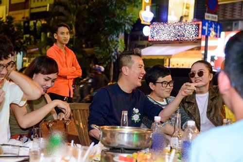 Mr Đàm vui vẻ ăn nhậu ngoài lề đường cùng Phương Uyên, Thiều Bảo Trang - 10