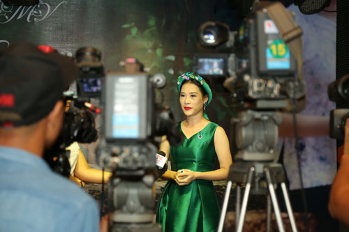 Vợ ca sĩ Việt Hoàn bất ngờ ra MV nhân ngày Vu Lan bên chồng và 3 con gái - 7