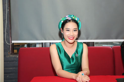 Vợ ca sĩ Việt Hoàn bất ngờ ra MV nhân ngày Vu Lan bên chồng và 3 con gái - 1