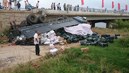 Xe tải chở trái cây bị lật ở Quảng Trị, người dân ùa vào mua giúp - 1