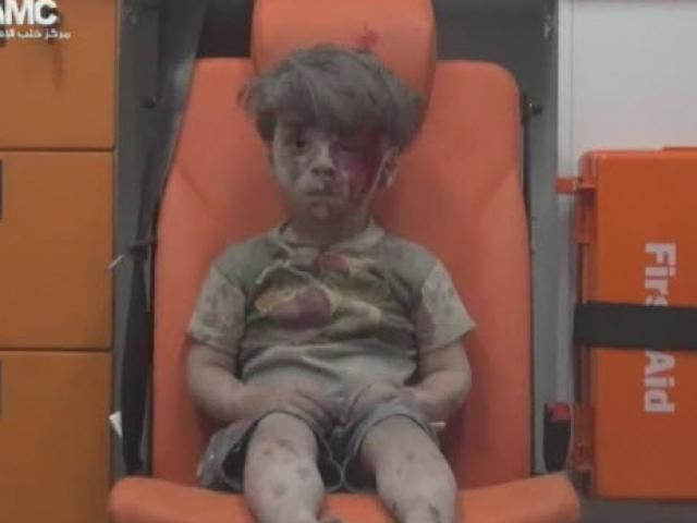 Cậu bé Syria đầy bụi và máu lôi ra từ ngôi nhà bị đánh bom khiến cả thế giới bàng hoàng