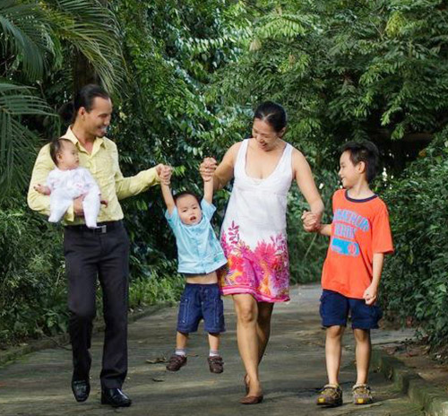 Thuỵ Vũ nhóm ACamp;M có cuộc sống bình dị bên vợ và 4 con - 7