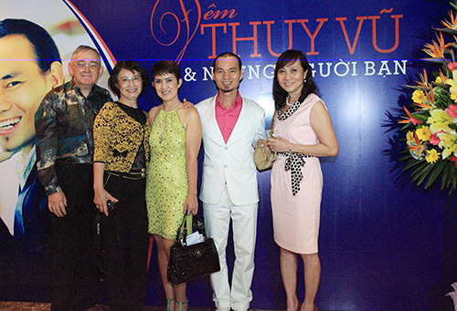 Thuỵ Vũ nhóm ACamp;M có cuộc sống bình dị bên vợ và 4 con - 6