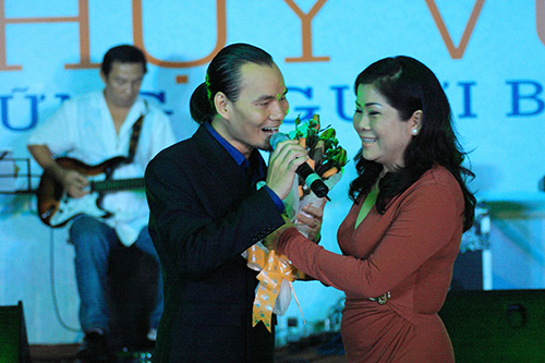 Thuỵ Vũ nhóm ACamp;M có cuộc sống bình dị bên vợ và 4 con - 5