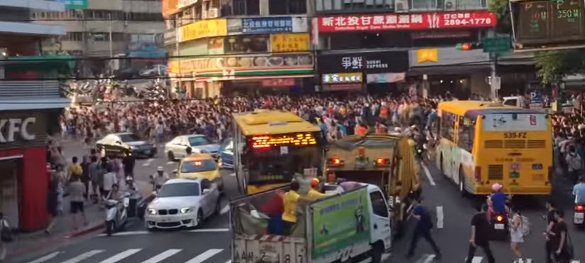 Đường phố Đài Loan #039;vỡ trận#039; vì nghìn người ùn ùn kéo nhau đi bắt Pokemon - 1