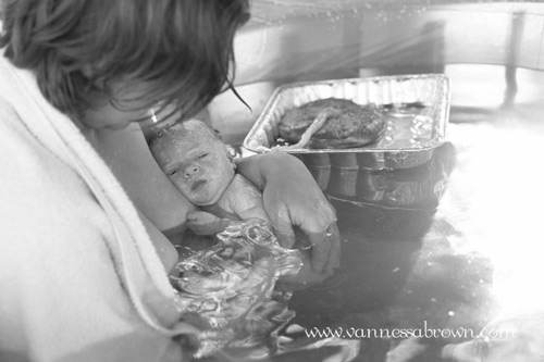 Ca đẻ thường giữa thiên nhiên quá lạ lẫm với mẹ Việt - 13