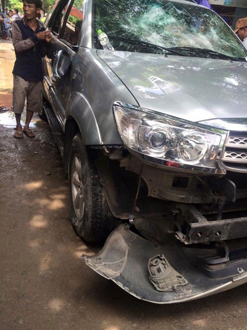 Đập toác ô tô vì nghi #039;bắt cóc#039; trẻ con - 1