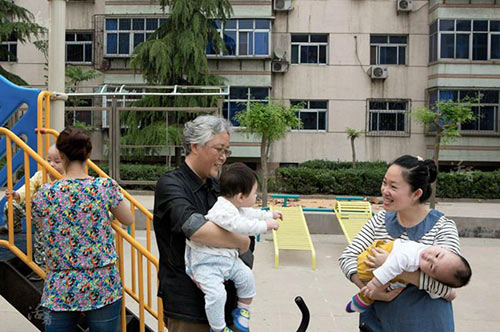 Thời nào mà còn bắt ȏng bà quot;có nghĩa vụquot; chăm cháu? - 2