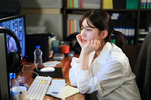 Yêu không kiểm soát tập 15: Suzy quot;chết sữngquot; nhìn Kim Woo Bin hôn gái giàu - 5