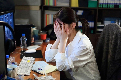 Yêu không kiểm soát tập 15: Suzy quot;chết sữngquot; nhìn Kim Woo Bin hôn gái giàu - 6