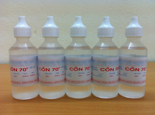 4 công dụng làm đẹp quot;thần thánhquot; ít người biết của cồn y tế - 1