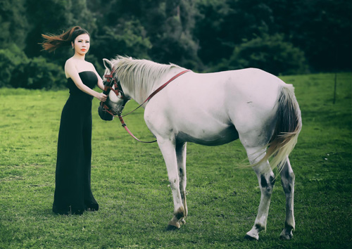 Hoa khôi Lan Phương trầm tư quyến rũ trên thảo nguyên - 9