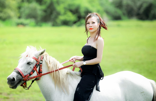 Hoa khôi Lan Phương trầm tư quyến rũ trên thảo nguyên - 7