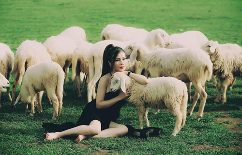 Hoa khôi Lan Phương trầm tư quyến rũ trên thảo nguyên - 2