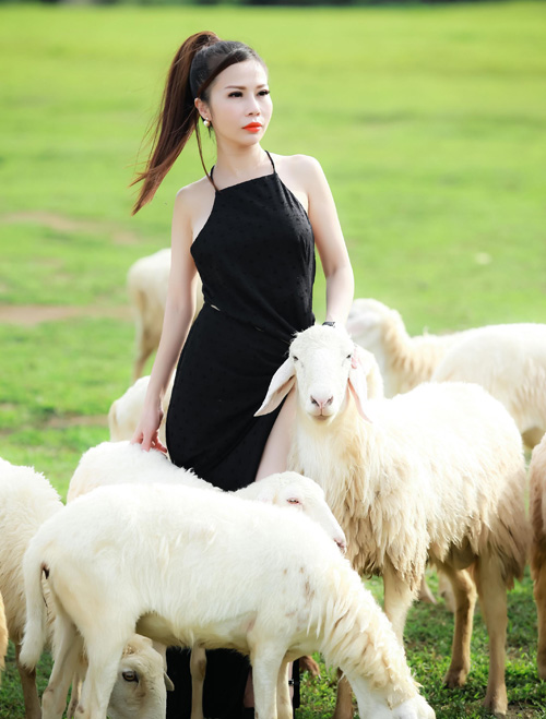 Hoa khôi Lan Phương trầm tư quyến rũ trên thảo nguyên - 5