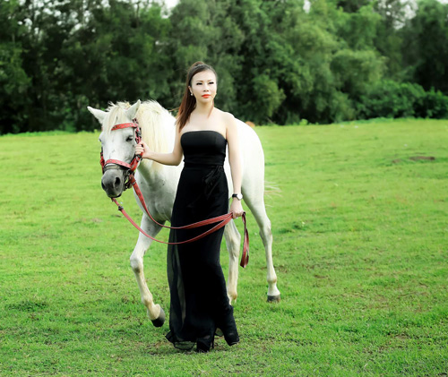 Hoa khôi Lan Phương trầm tư quyến rũ trên thảo nguyên - 6