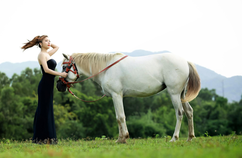 Hoa khôi Lan Phương trầm tư quyến rũ trên thảo nguyên - 10