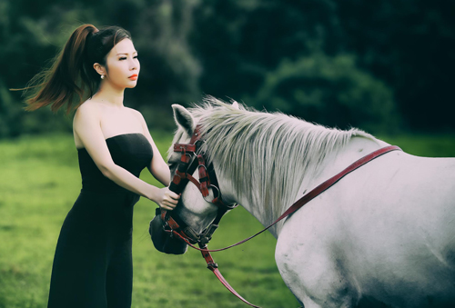 Hoa khôi Lan Phương trầm tư quyến rũ trên thảo nguyên - 8