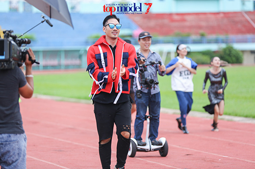 VN Next Top Model: Lý Quí Khánh đeo kính chống nắng gần 40 triệu - 7