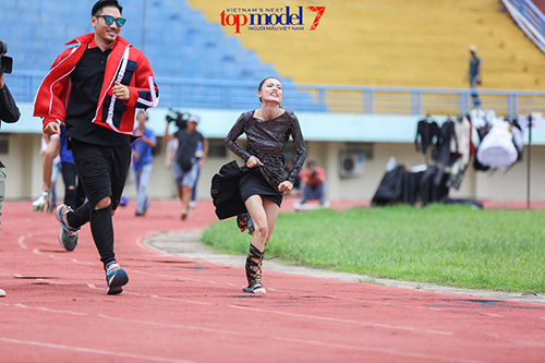 VN Next Top Model: Lý Quí Khánh đeo kính chống nắng gần 40 triệu - 5