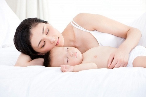6 sai lầm khiến các ông bố bà mẹ rơi vào cảnh quot;ru mãi con không ngủquot; - 2