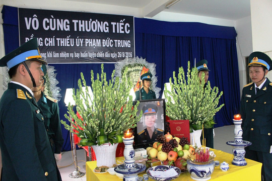 Thăng hàm thiếu úy cho phi công rơi máy bay L-39 - 2
