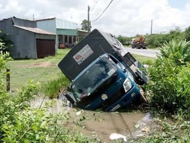 Tránh quot;ma menquot;, xe tải lao xuống ao như phim - 1