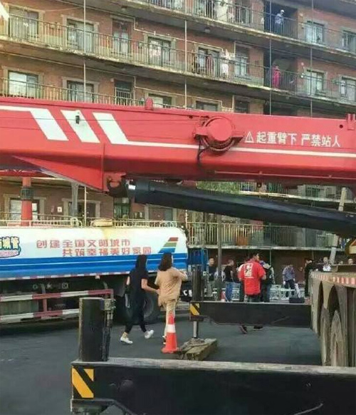 Bà bầu Lâm Tâm Như vác bụng bầu đội mưa đến phim trường - 1