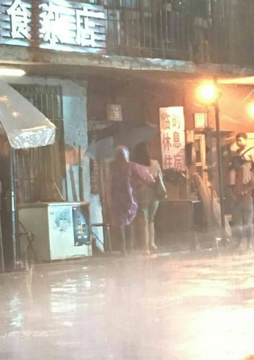 Bà bầu Lâm Tâm Như vác bụng bầu đội mưa đến phim trường - 3