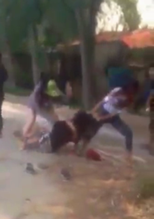 Cô gái trẻ bị đánh hội đồng, lột áo giữa đường - 1