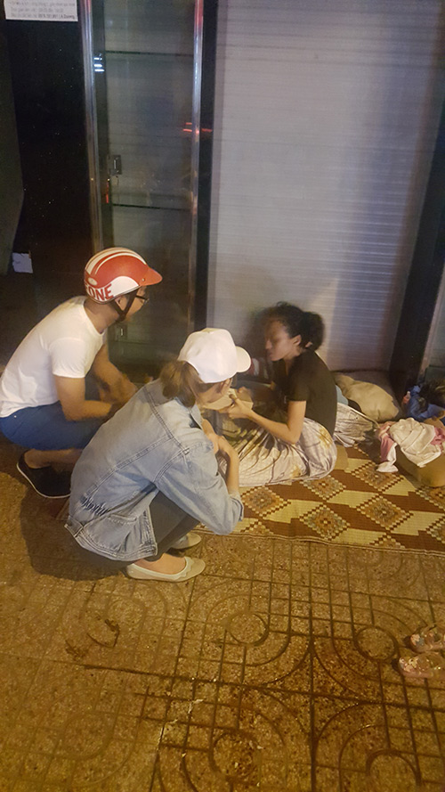 Nửa đêm, team Lan Khuê đi tặng bánh trung thu cho trẻ cơ nhỡ - 9