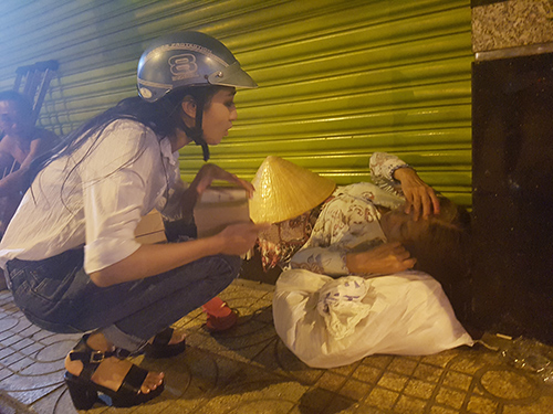Nửa đêm, team Lan Khuê đi tặng bánh trung thu cho trẻ cơ nhỡ - 10